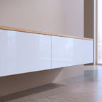Meuble TV suspendu blanc et bois Nils vu de profil, fixation murale
